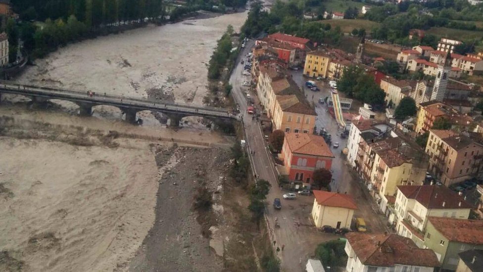 Italy floods and landslides leave one ᴅᴇᴀᴅ in Piacenza - BBC News