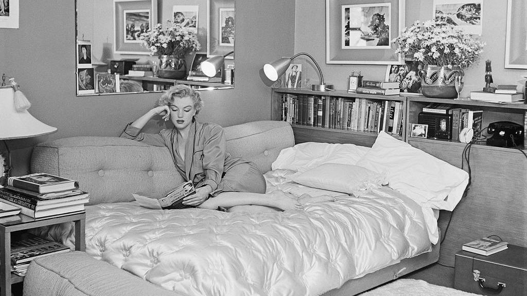 Marilyn 1951 relajándose leyendo "Poesía y prosa de Heinrich Heine"
