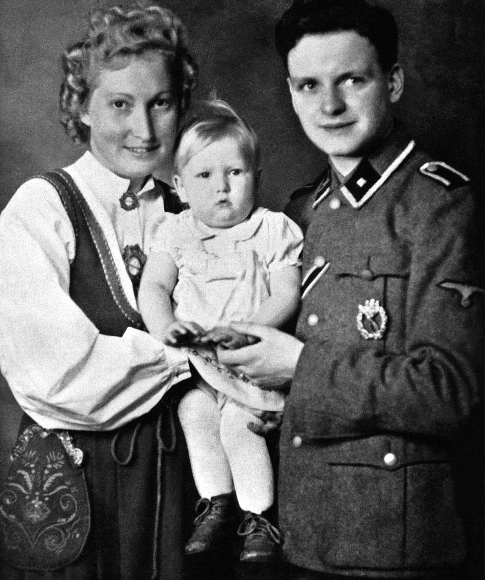 Padres alemanes con una niña alemana supuestamente aria nacida en un Lebensborn