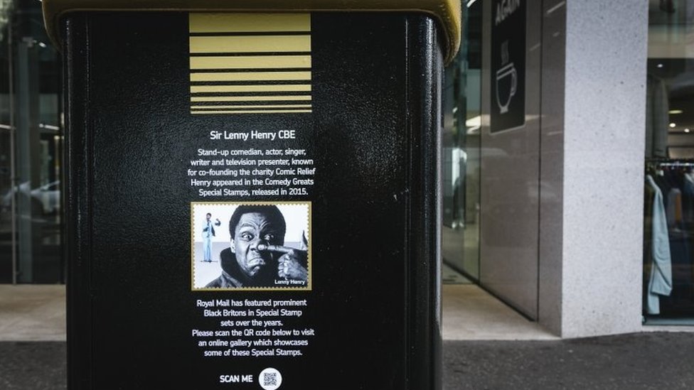 Черный почтовый ящик с изображением сэра Ленни Генри на Бедфорд-стрит, Белфаст