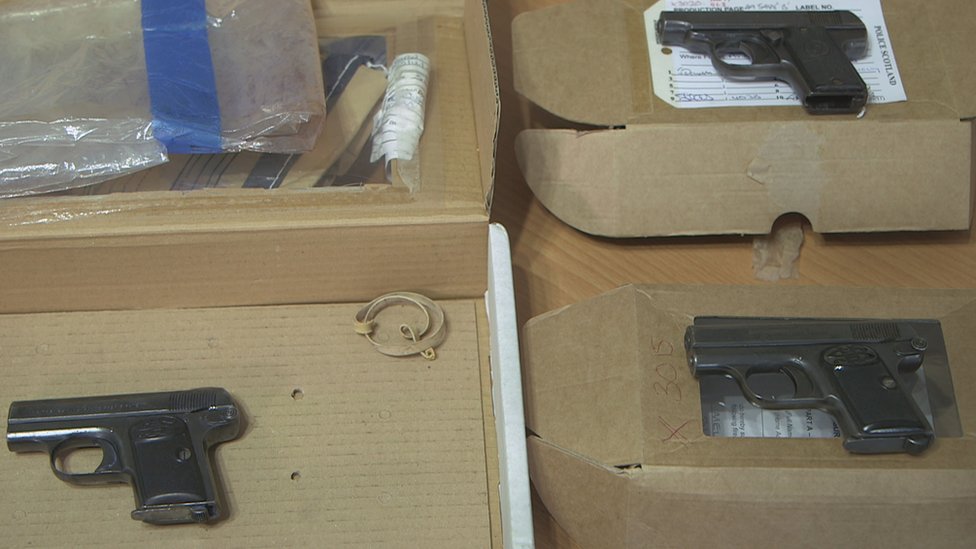 Три пистолета, найденные в Нэрне; орудие убийства (слева), другое Haenal (внизу справа) и Melior (вверху справа)