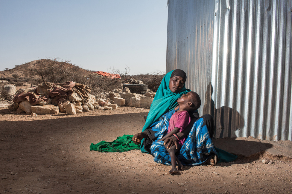 Ходан, мать пятерых детей, держит своего двухлетнего сына Харуна в городе Кирид, Сомалиленд.