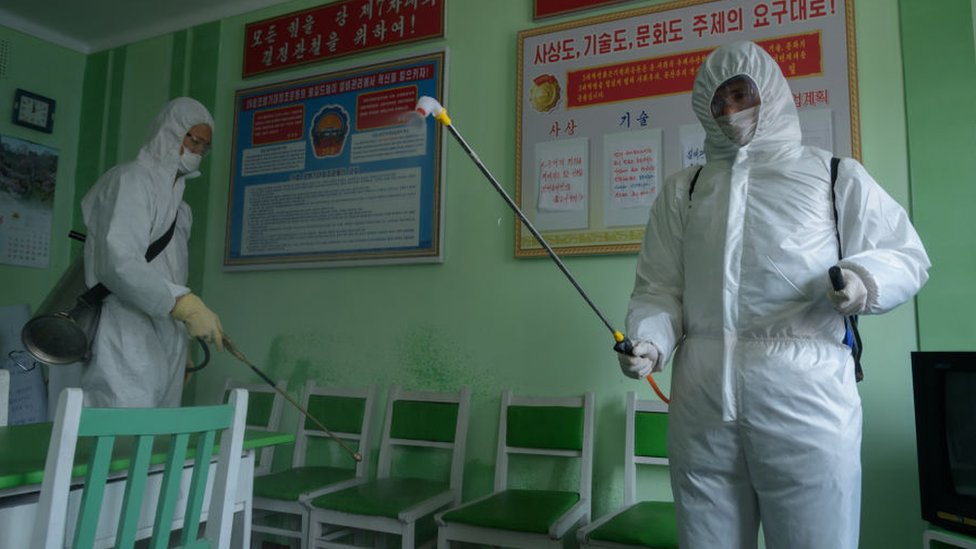 Funcionarios de salud desinfectan una oficina en medio de preocupaciones por el coronavirus en el Hospital Popular del Distrito de Pyongchon en Pyongyang.