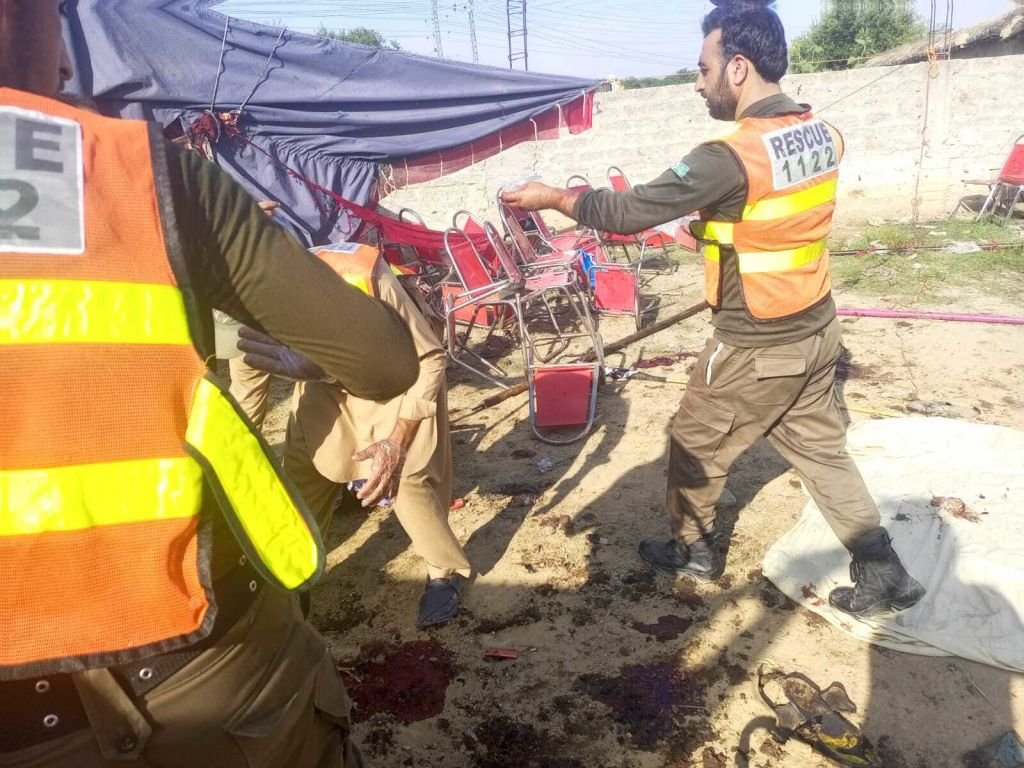Tayangan yang disiarkan TV lokal menunjukkan mobil ambulans mengangkut orang-orang yang terluka ke rumah sakit.