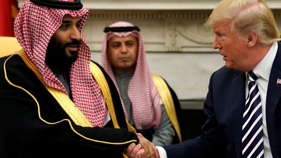 Muhammed bin Salman ve Donald Trump Beyaz Saray'da el sıkışırken.
