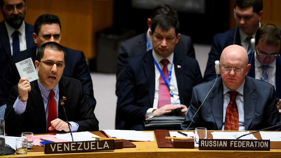 El embajador ruso, Vasily Nebenzya (der.) y el ministro de Relaciones Exteriores de Venezuela, Jorge Alberto Arreaza, sentados lado a lado en el Consejo de Seguridad de la ONU.