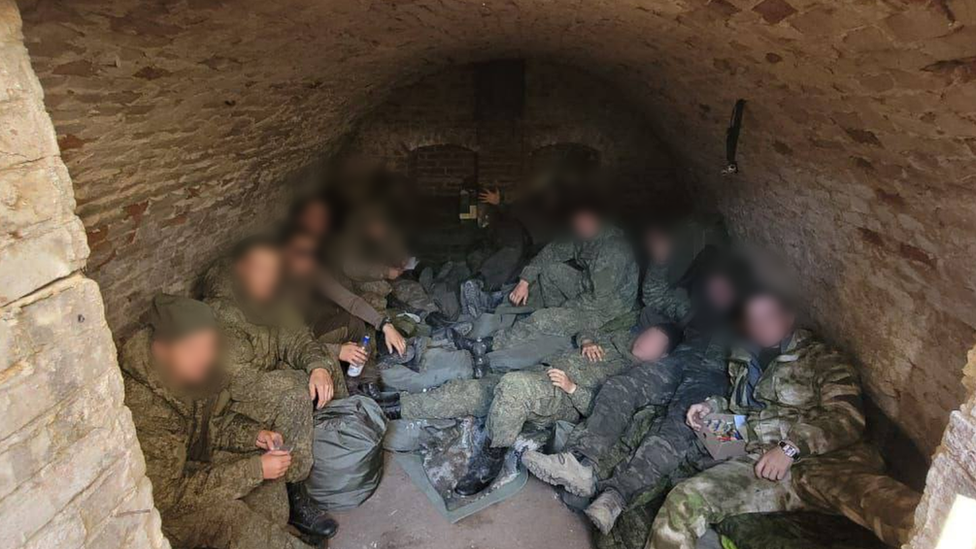 Soldados rusos en un sótano