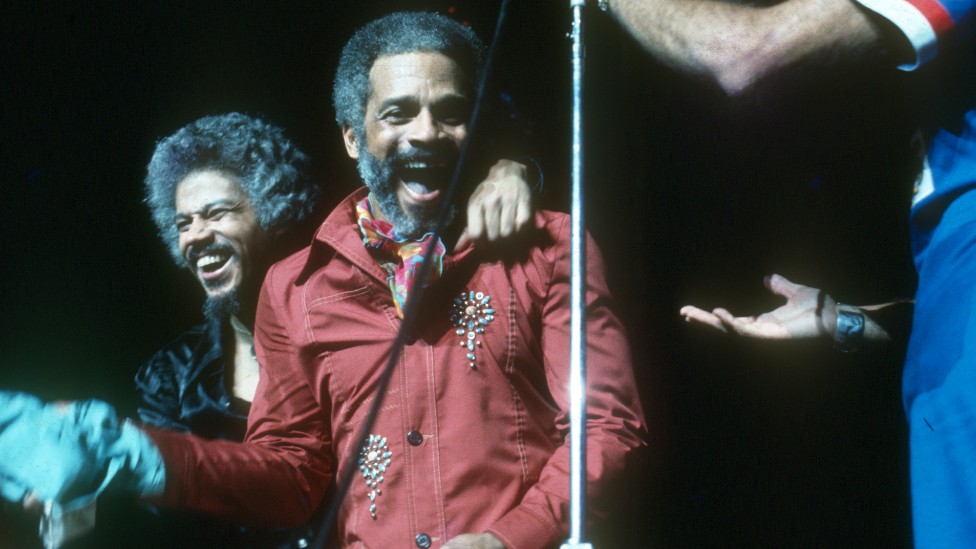 Ismael Rivera en el centro en pleno concierto.