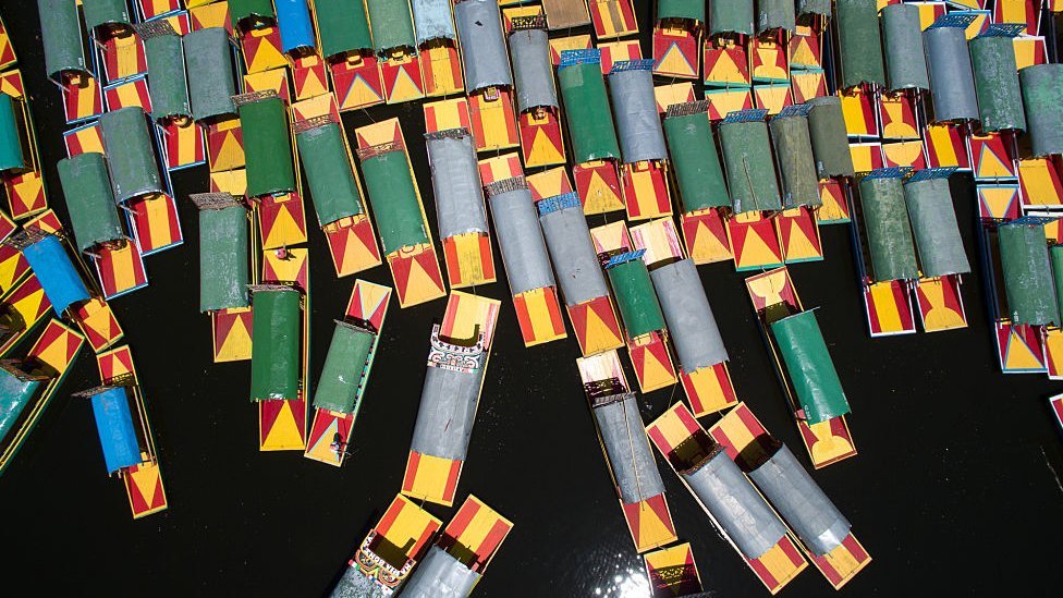 Los barcos de Xochimilco en México son famosos alrededor del continente. Xochimilco