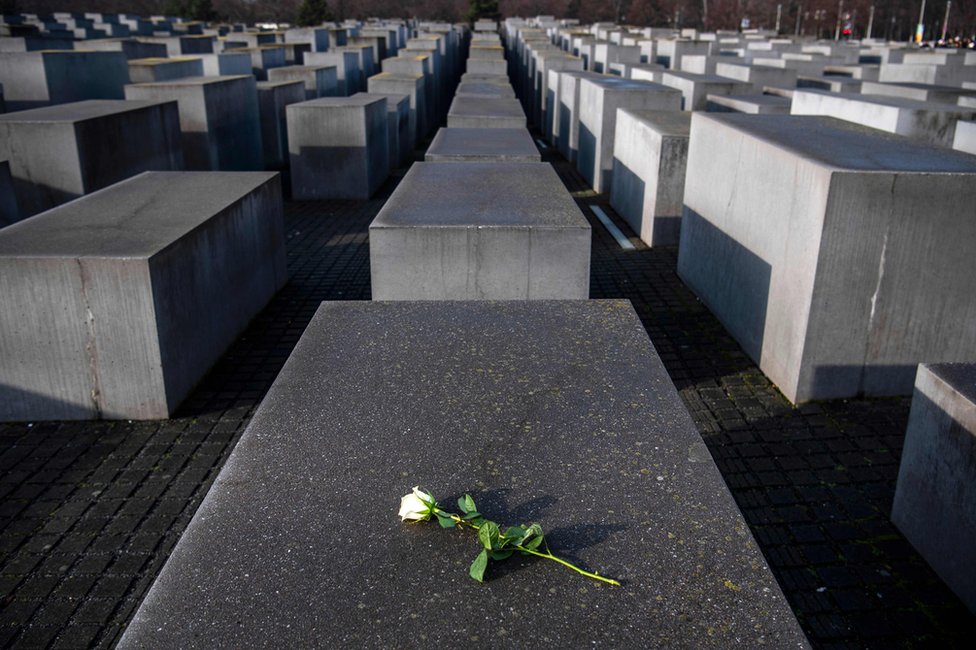 Survivors and leaders mark Holocaust Memorial Day BBC News