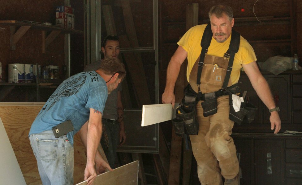 "Podría contratar a mucha más gente, si encontrara a quienes realmente quieren trabajar", se queja Dillard. Timothy Dillard y sus empleados, en una obra en construcción