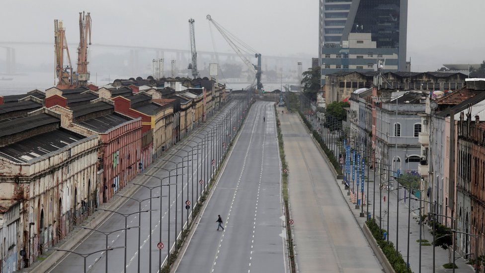 Пустая улица в Рио-де-Жанейро после того, как демонстранты перекрыли движение транспорта