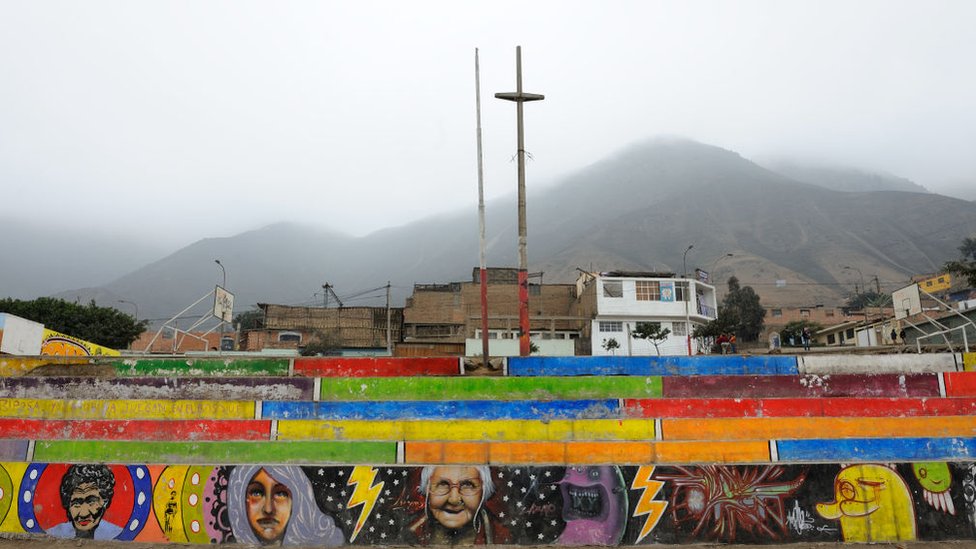 Tribunas de cemento en un barrio de Lima