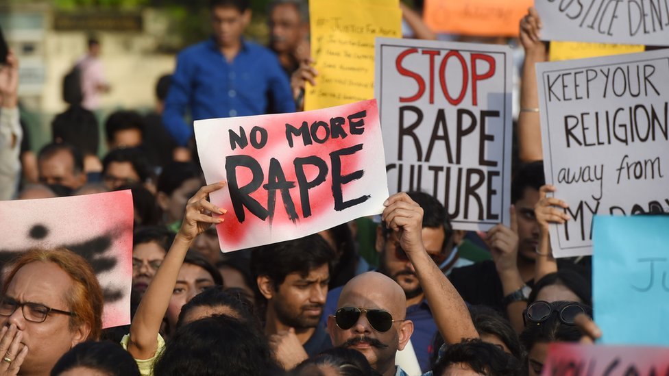 Индийские демонстранты держат плакаты во время акции протеста в поддержку жертв изнасилования после громких дел в штатах Джамму, Кашмир и Уттар-Прадеш