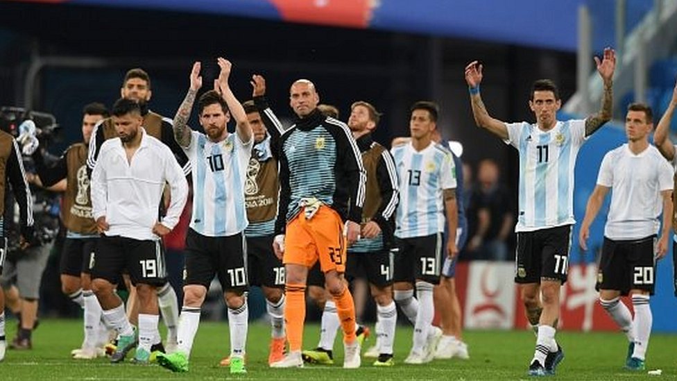 Argentinos saludan al público