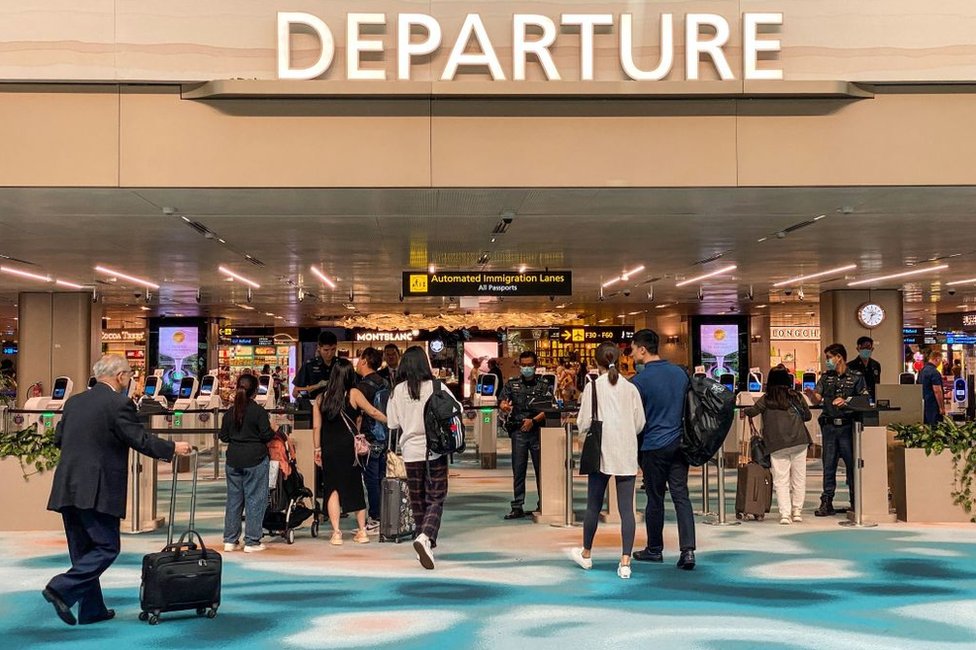 ما الذي يجعل مطار تشانغي السنغافوري الأفضل على مستوى العالم؟ 1 Travellers arrive at the departure hall in Singapore Changi airport in Singapore on March 31, 2023.