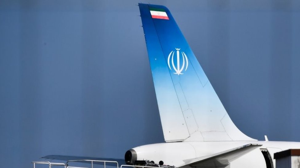 Самолет, на котором находился министр иностранных дел Ирана Мохаммад Джавад Зариф, стоит на взлетной полосе в аэропорту французского морского курорта Биарриц,