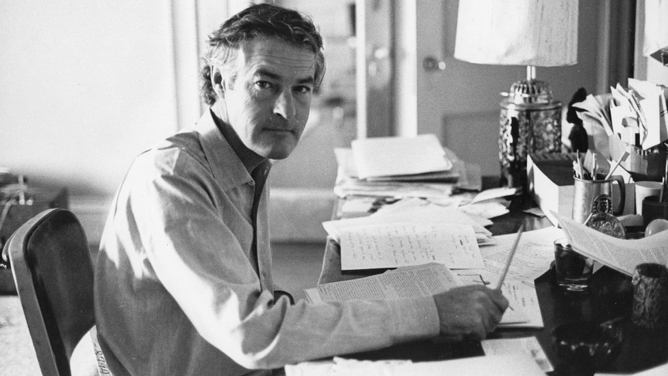 El psicólogo de la Universidad de Harvard Timothy Leary en su escritorio