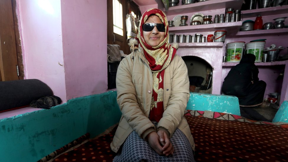 Г-жа Муштак улыбается в своем доме в Кашмире