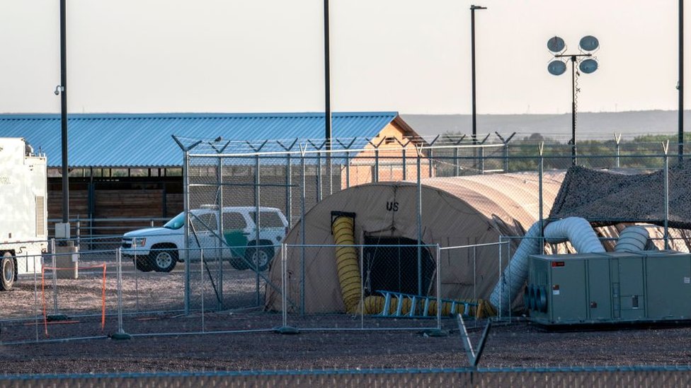 Una carpa temporal armada al lado del centro de retención de la patrulla fronteriza en Clint, Texas.