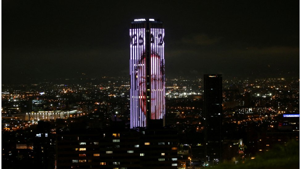 Un edificio en Colombia iluminado con el rostro de Gustavo Petro.