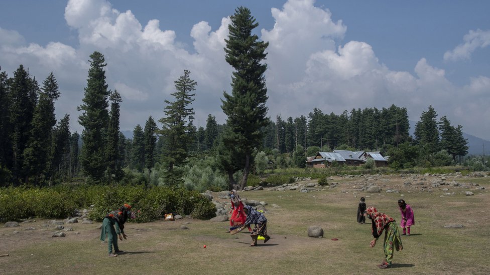 Группа девушек во время перерыва играет в крикет.