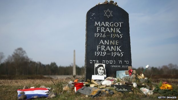 Символическое надгробие Анны Франк и ее сестры Марго на месте бывшего концлагеря Берген-Бельзен