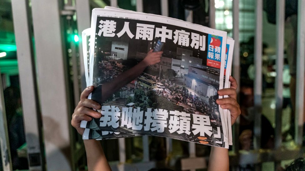 Apple Daily: Hong Kong bids emotional farewell to pro-democracy paper