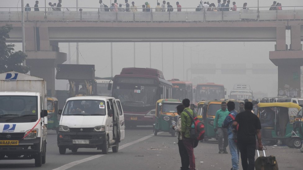transporte público gente en camino a los trabajos transporte público gente en camino a los trabajos