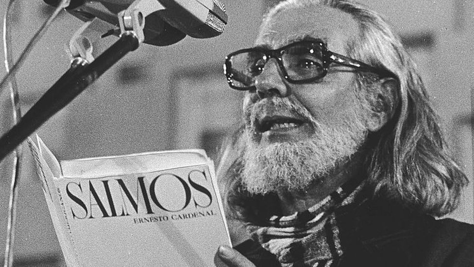 Ernesto Cardenal leyendo de su libro "Salmos", en 1980