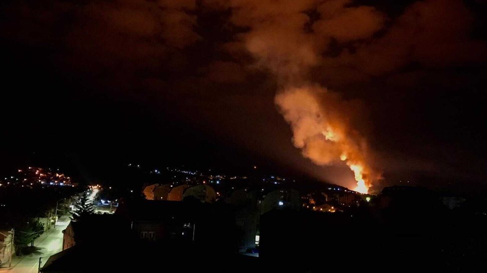 Požar u Čačku usled eksplozije koja se u noći između četvrtka i petka dogodila u magacinu čačanske fabrike namenske industrije „Sloboda"