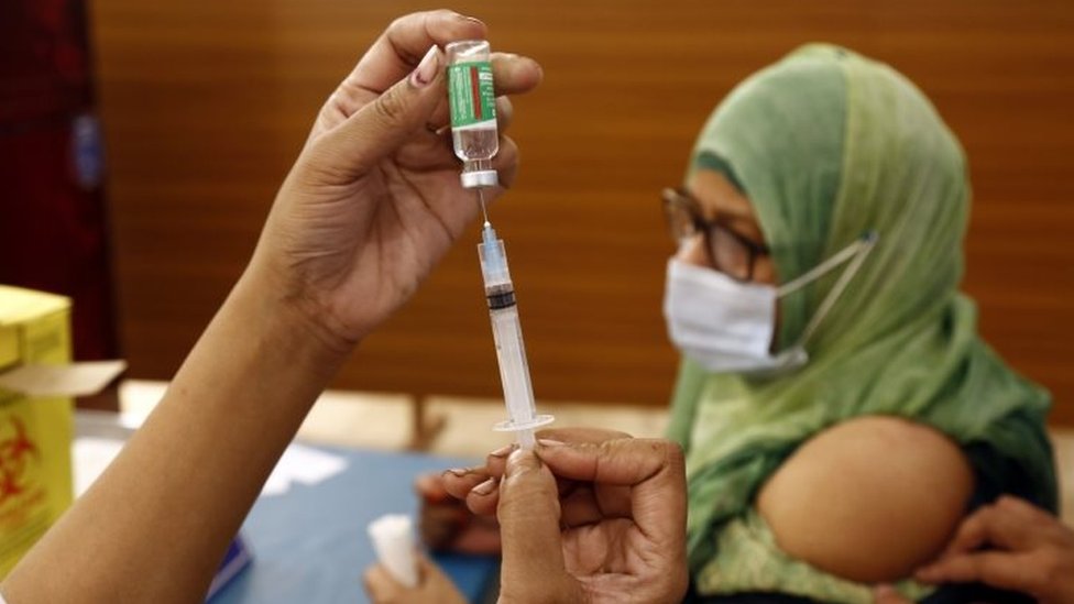 A woman prepares to be vaccinated against Covid-19 in Dhaka, Bangladesh. Photo: February 2021