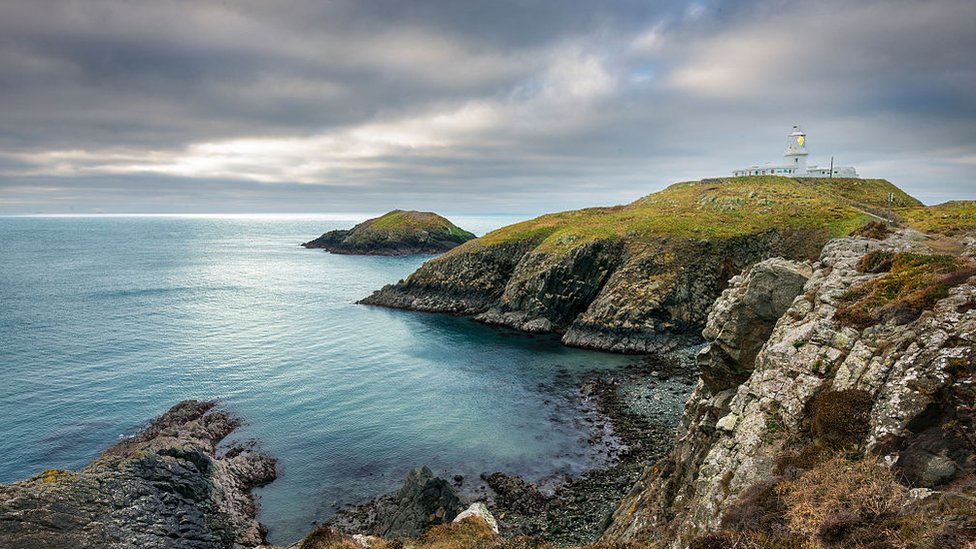Para muchos galeses utilizar la palabra cwtch significa regresar a sus raíces Strumble Head lighthouse on the rocky Pembrokeshire coast, taken on February 7, 2015.