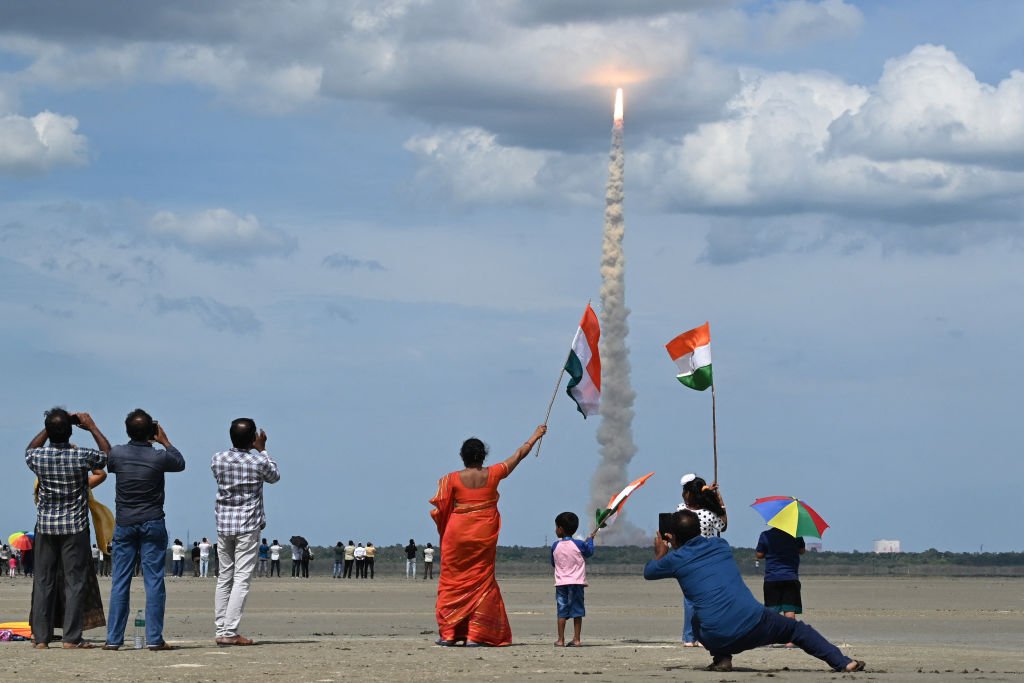 إطلاق مركبة فضائية هندية وأشخاص يلوحون بالأعلام