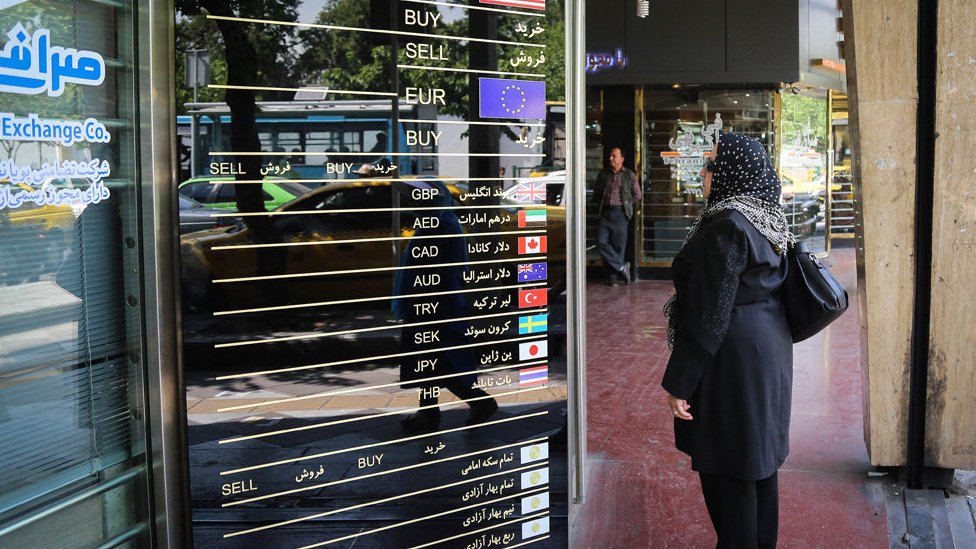 وكالة أنباء الطلبة شبه الرسمية في إيران تقول إنها المرة الثالثة لتغيير سعر صرف الريال.