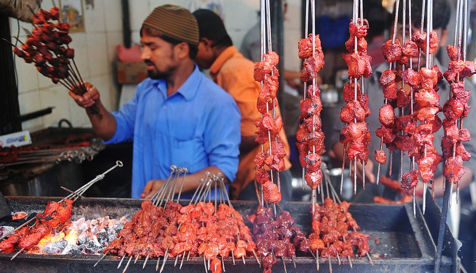 Un vendedor de carne asada en India