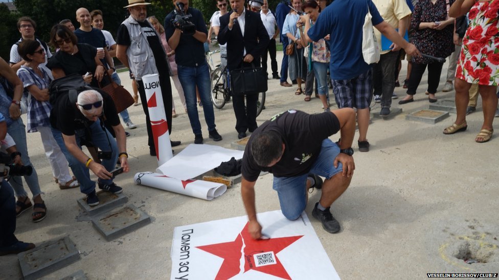 Протестующие размещают разбитые звездные знаки возле зданий