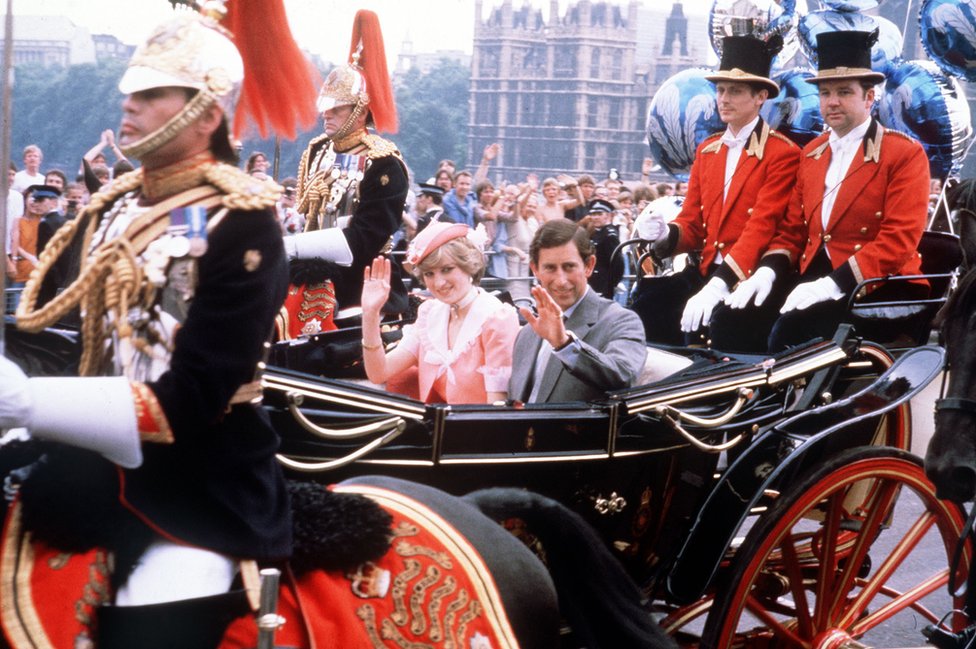 Los príncipes de Gales saludan desde un carro de caballos