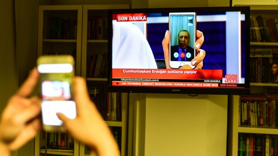 Эрдоган разговаривал с CNN Turk через Facetime