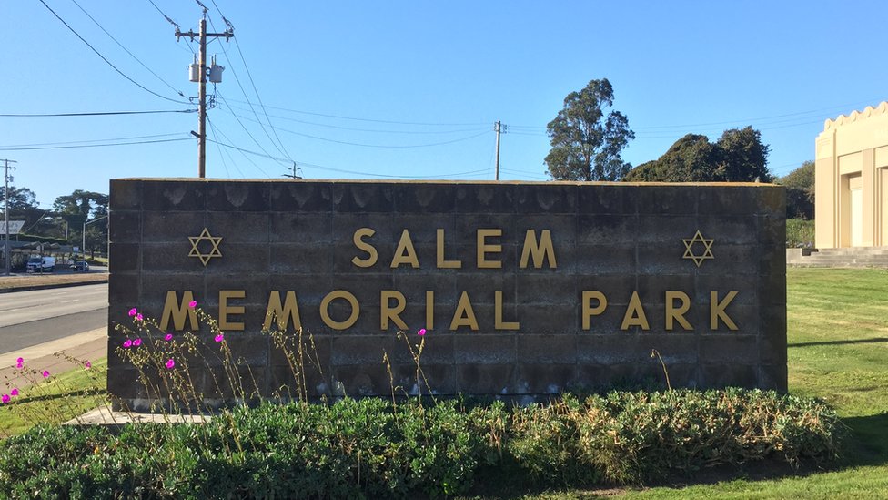 Los cementerios de Colma son de distinta denominación religiosa e incluso algunos se identifican por nacionalidades. (Foto: Beatriz Díez) Entrada del cementerio Salem en Colma, California