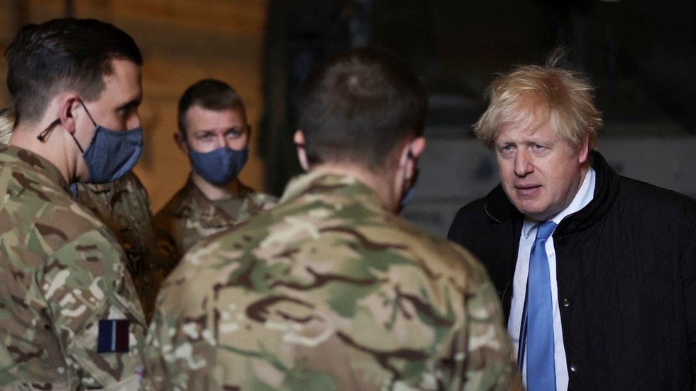 O primeiro-ministro Boris Johnson durante sua visita à Estação da Força Aérea Real em Waddington