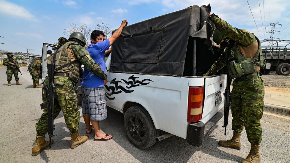 Soldados revisan a un hombre y su vehículo durante una operación militar en el barrio Socio Vivienda 2 de Guayaquil, Ecuador, el 10 de octubre de 2022.