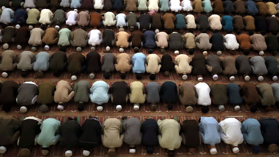 مصلون يؤدون الصلاة داخل مسجد.