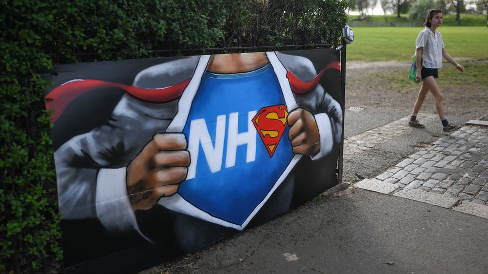 Фреска, посвященная работникам Национальной службы здравоохранения, художника Лайонела Стэнхоупа на Хилли Филдс, Южный Лондон
