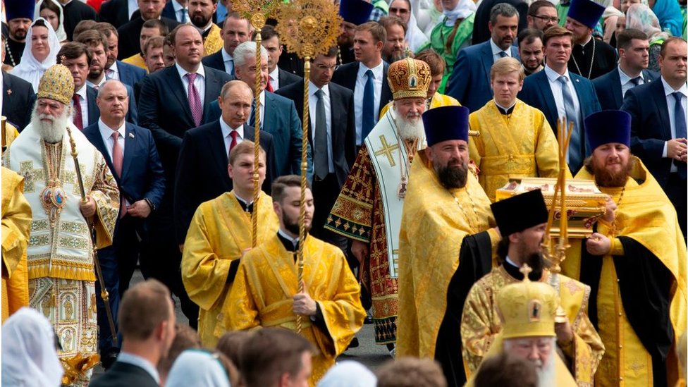Putin dan Patriark Cyril pada upacara tahun 2018 yang menandai peringatan adopsi agama Kristen oleh pemimpin Kievan Rus, Vladimir Agung.