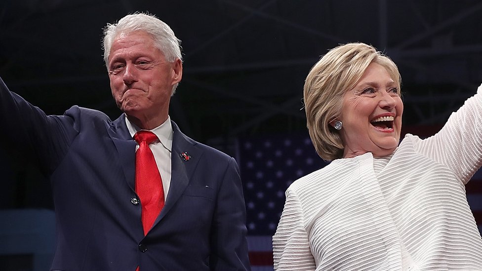 Хиллари Клинтон и Билл Клинтон машут рукой во время кампании.