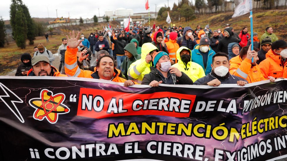 Trabajadores protestan por el cierre de la planta.