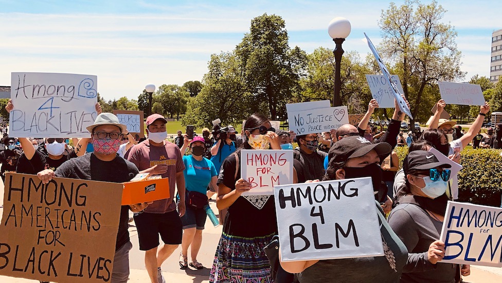 Протестующие хмонги, поддерживающие BLM