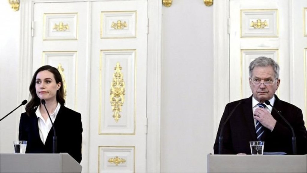 芬蘭總理桑娜·馬林（左）和總統紹利·尼尼斯托（右）。
