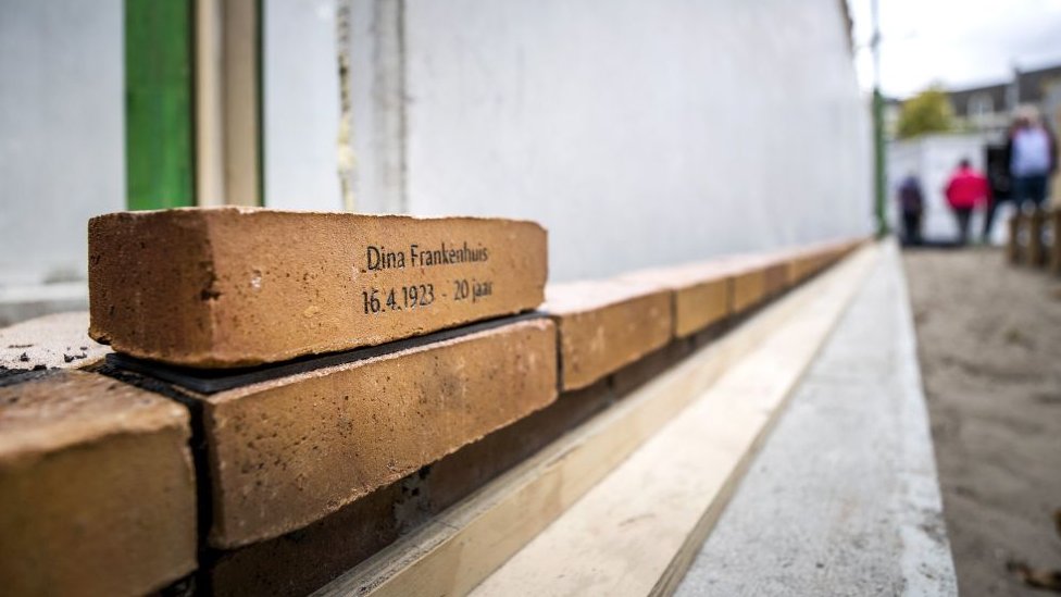 Amsterdam'daki Holokost İsimler Anıtı'na ilk taşı Anne Frank'ın çocukluk arkadaşı koydu
